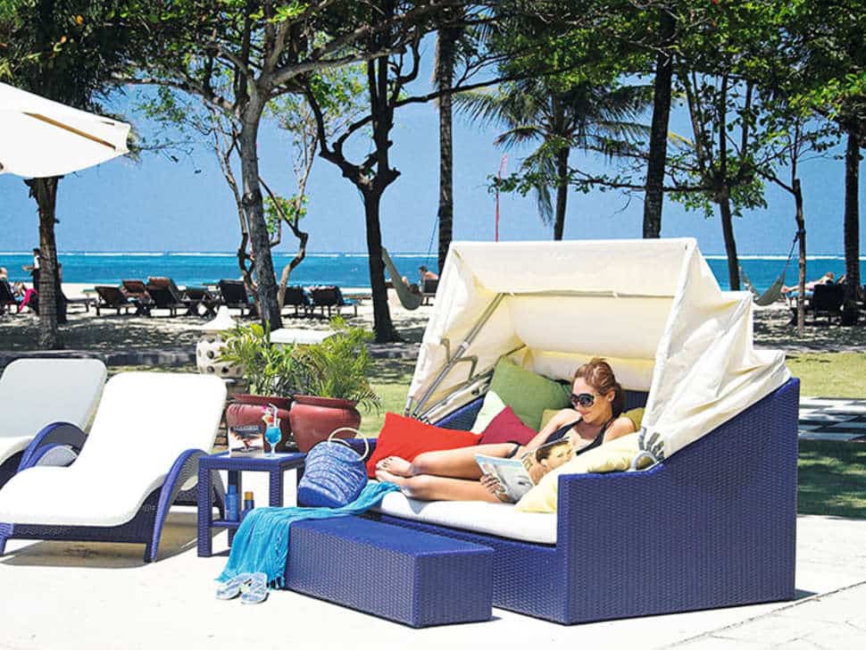 Vrouw in loungestoel mercure resort sanur bali sanur bali Loungestoel Mercure Resort Sanur Bali in Sanur, Bali