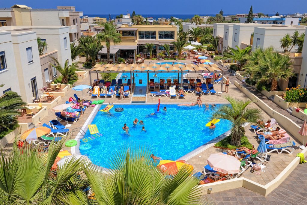 Zonneterras en zwembad meropi aparthotel malia kreta Zwembaden van Meropi Aparthotel in Malia, Kreta