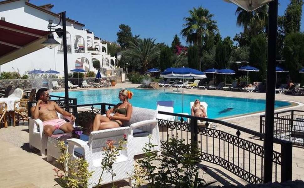 Zwembad 2 hotel altinkaya kyrenia cyprus Borrelen bij Hotel Altinkaya in Kyrenia, Cyprus