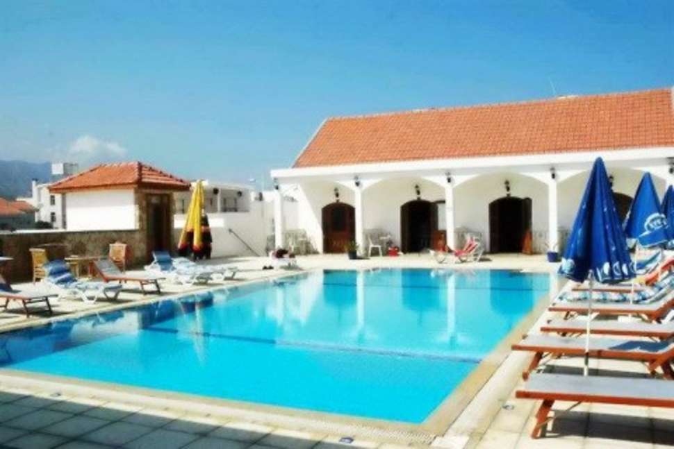 Zwembad hotel altinkaya kyrenia cyprus Zwembad van Hotel Altinkaya in Kyrenia, Cyprus