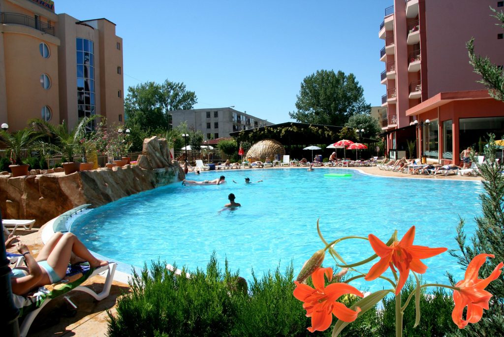 Zwembad izola paradise sunny beach bulgarije Zwembad en bloemen van hotel Izola Paradise in Sunny Beach, Bulgarije