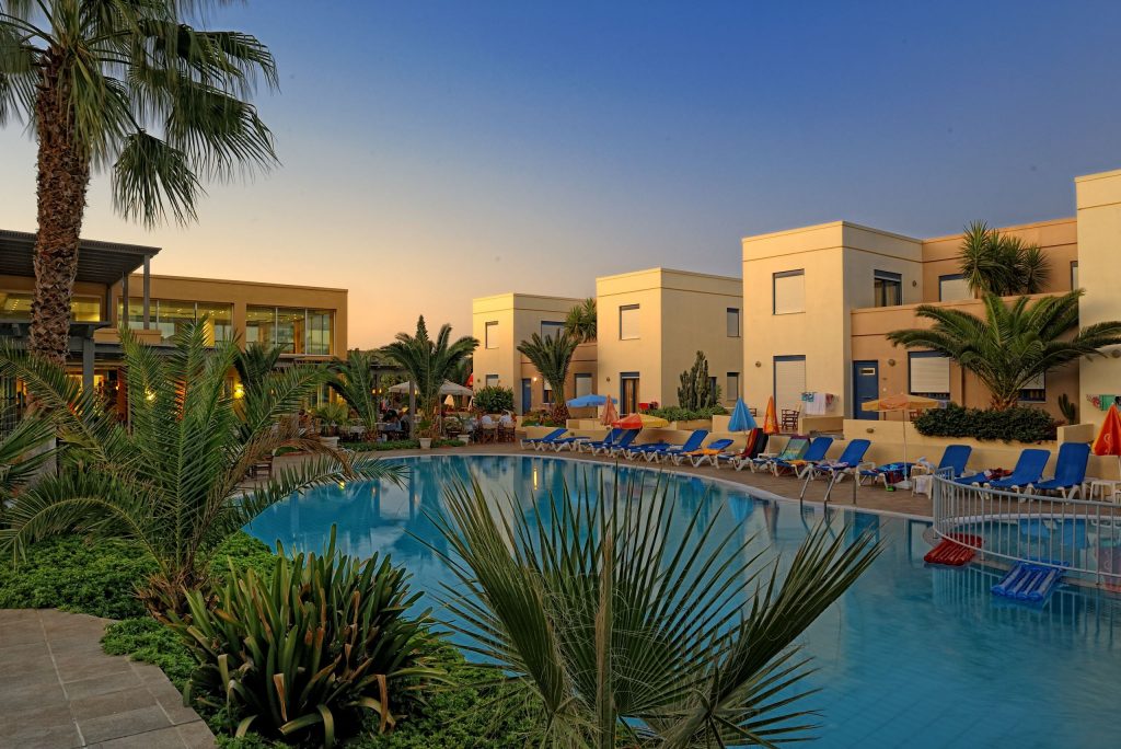 Zwembad meropi aparthotel malia kreta Zwembad van Meropi Aparthotel in Malia, Kreta