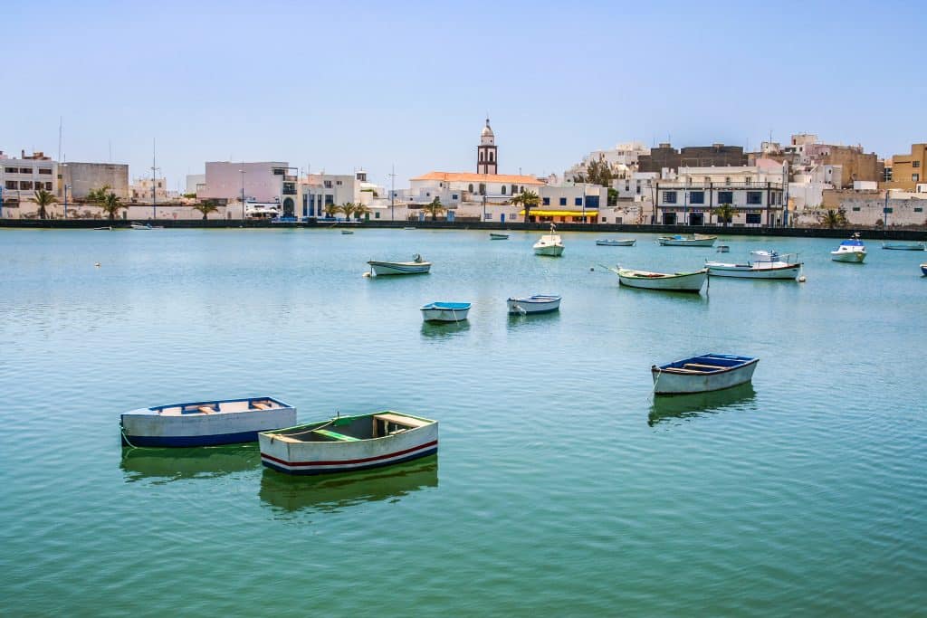 arrecife Uitzicht over de haven van Arrecife in Spanje