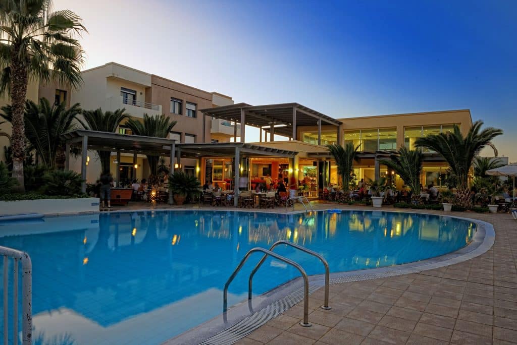 buiten eten meropi aparthotel malia kreta Buiten dineren bij Meropi Aparthotel in Malia, Kreta