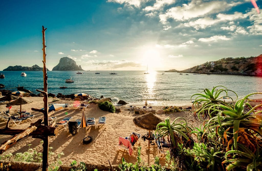 iStock 501835925 Uitzciht vanaf Cala d'Hort strand op Ibiza