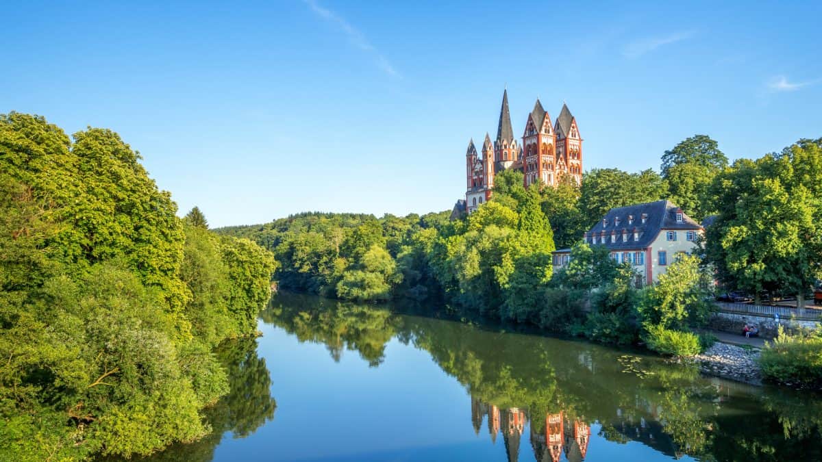 Kerk aan een rivier in Limburg an der Lahn, Duitsland