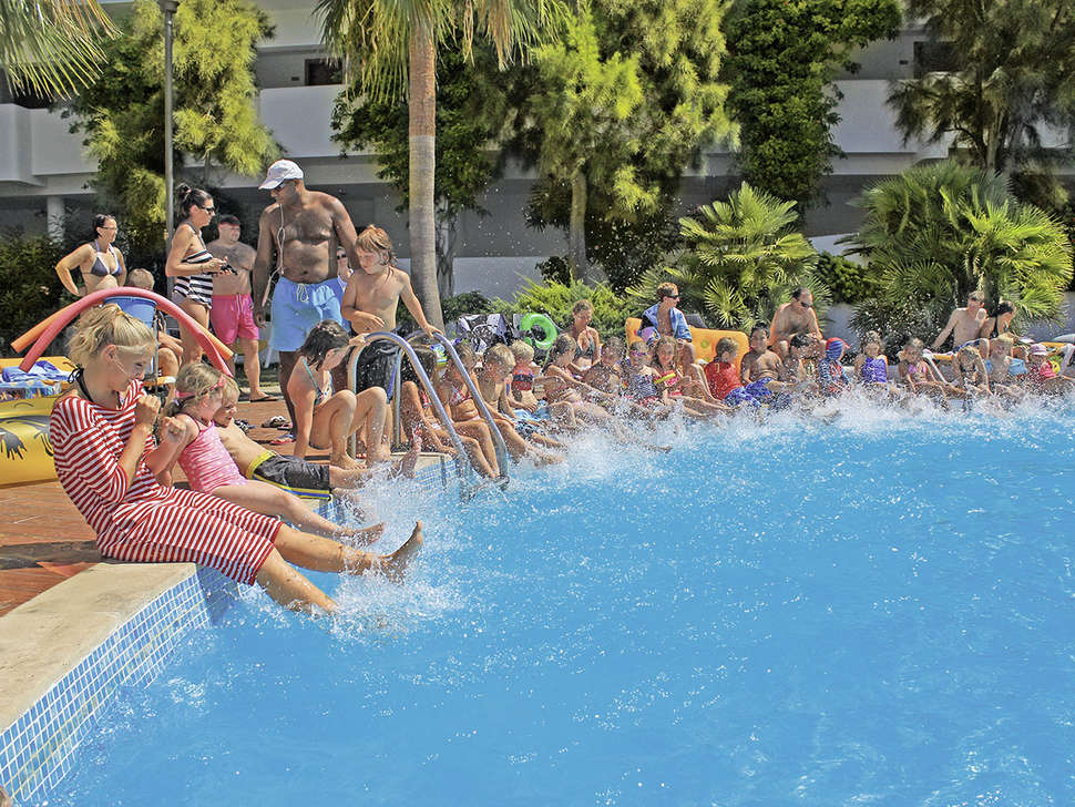 kinderen spelen aparthotel es bolera ses cases cala dor mallorca Kinderen spelen in Aparthotel Es Bolera / Ses Cases in Cala d'Or, Mallorca