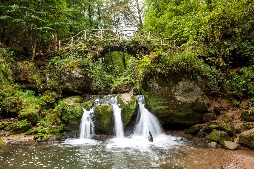 klein zwitserland luxemburg Een waterval in Klein Zwitserland, Luxemburg