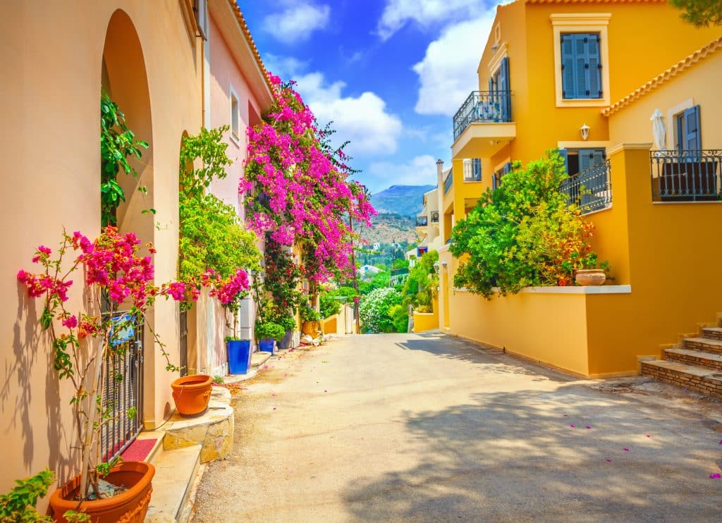 straat met veel gekleurde bloemen op kefalonia griekenland Straat met veel gekleurde bloemen op Kefalonia, Griekenland