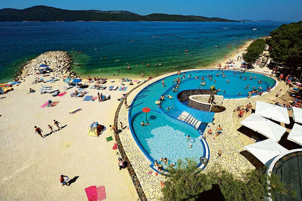 Strand van Solaris Camping Beach Resort in Šibenik, Kroatië