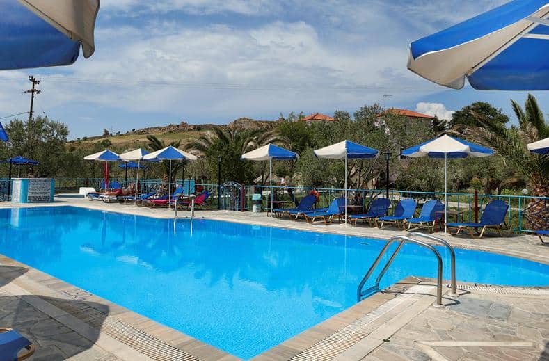 Zwembad van Harris Hotel in Anaxos, Lesbos