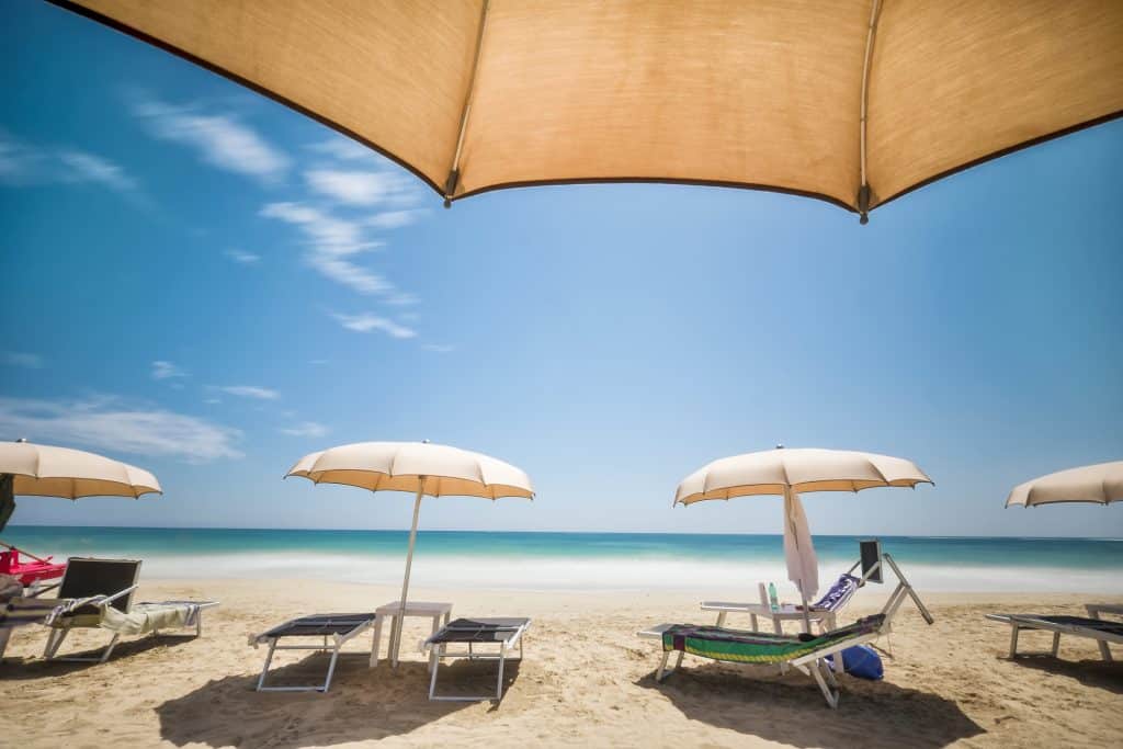 Strand met ligbedden kreta 1 Strand met ligbedjes op Kreta, Griekenland