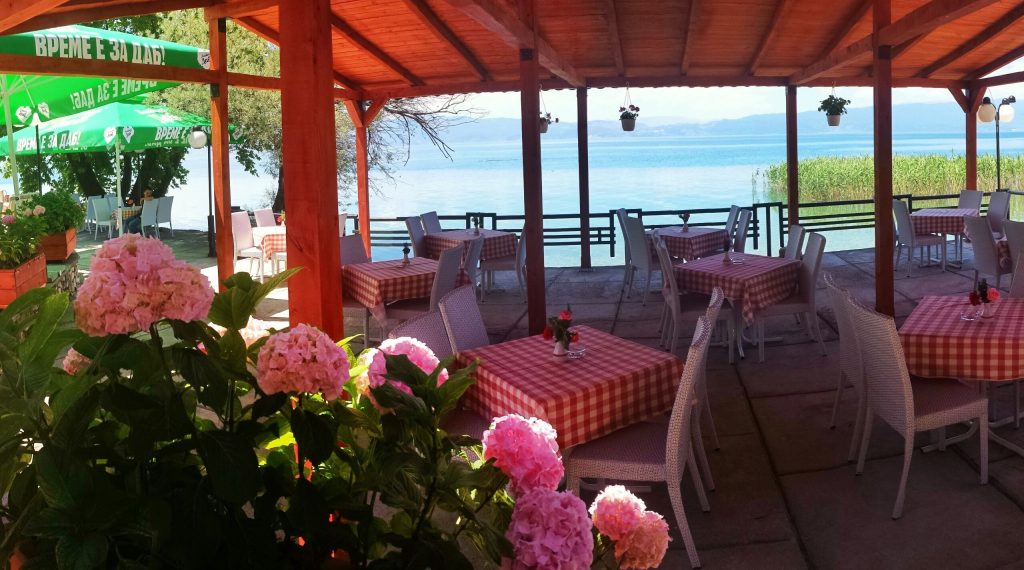 Terras uitzicht meer metropol hotel ohrid macedonie Terras met uitzicht op het meer van het Metropol hotel in Ohrid