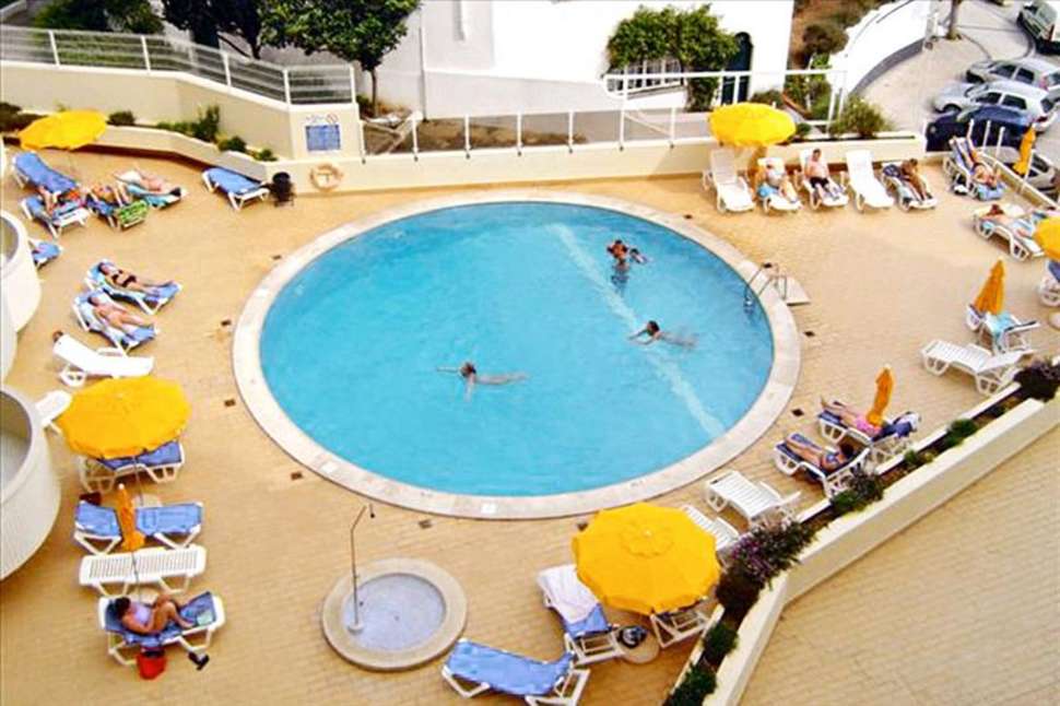 algarve mor praia da rocha portugal Zwembad van Algarve Mor in Praia da Rocha, Portugal