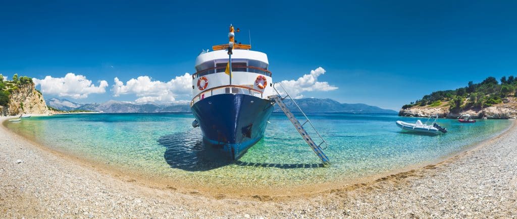 iStock 540499876 Schip op het strand van Lefkas, Griekenland