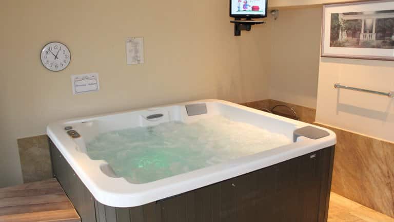 jacuzzi chateau de limont limont belgie Jacuzzi in Chateau de Limont in België