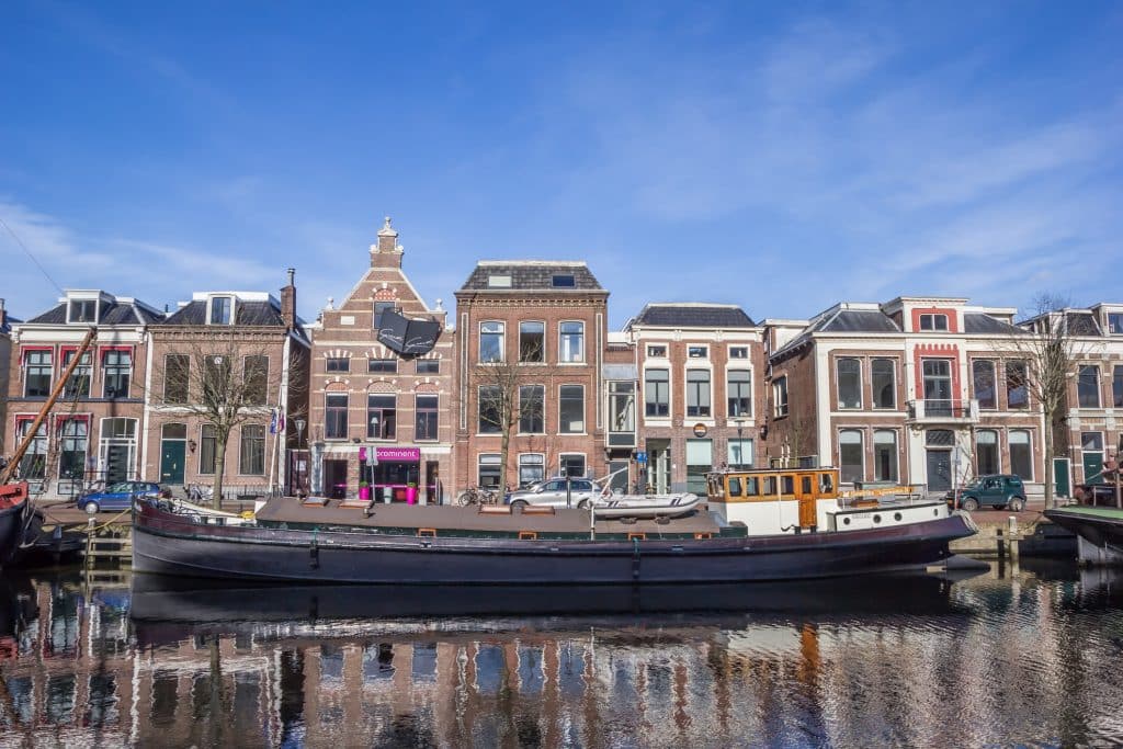 kanaal in leeuwarden friesland Grachten in Leeuwarden, Friesland