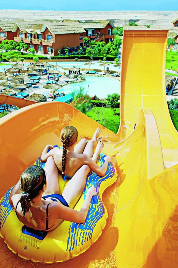 kinderen jungle aqua park Kinderen op een glijbaan in hotel Jungle Aqua Park in Hurghada, Egypte