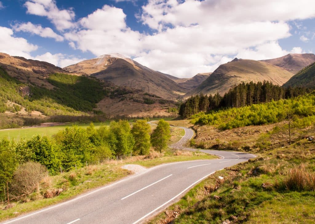 Kronkelende weg in Glen Nevis, Schotland