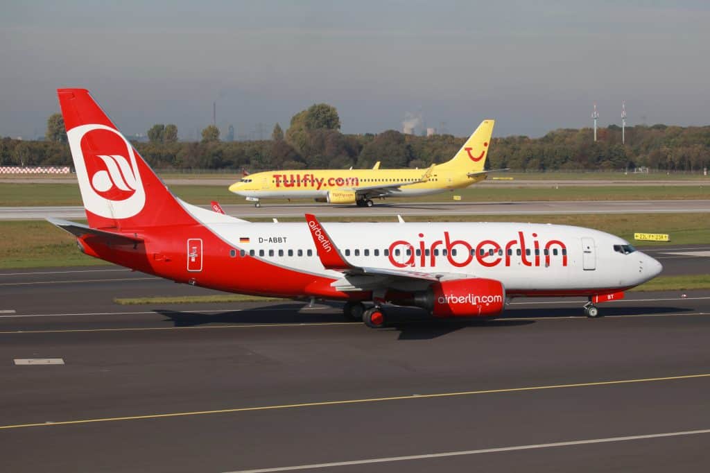 vliegtuigen tuifly airberlin duitsland Vliegtuigen van Airberlin en TUIfly op een vliegveld in Duitsland