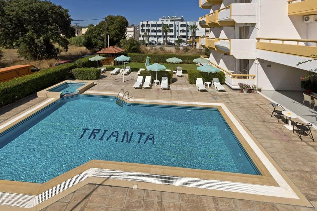 zwembad van aparthotel Trianta in Rhodos
