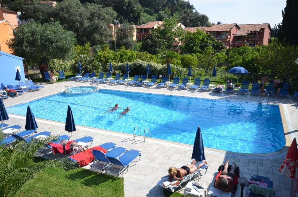 zwembad aparthotel irene agios gordios corfu Zwembad van Aparthotel Irene in Agios Gordios, Corfu