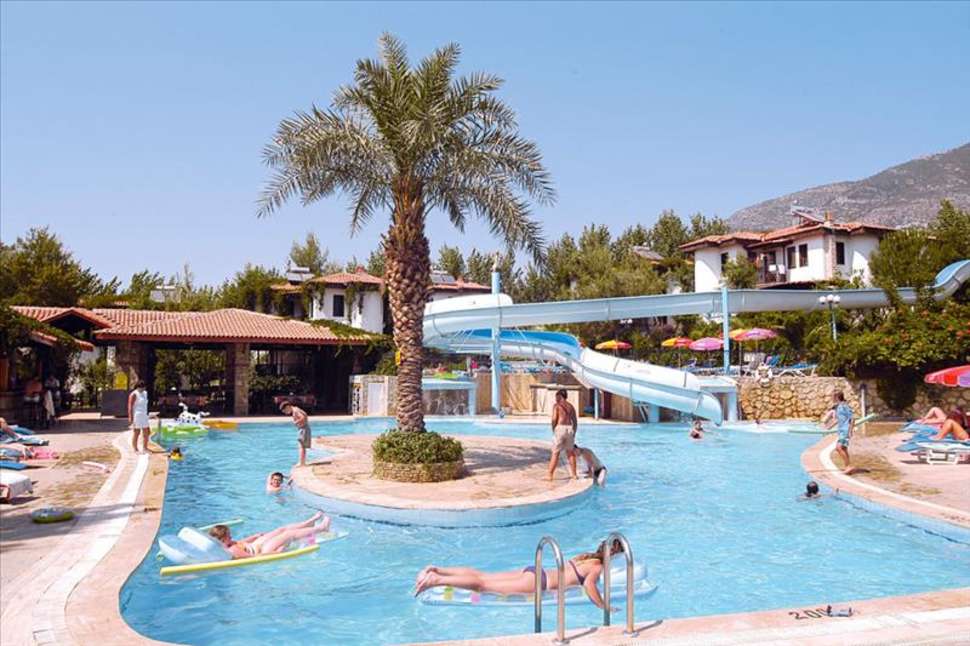 zwembad club orka hotel en villas oludeniz turkije Zwembad en Glijbaan Club Orka Hotel en Villas in Oludeniz, Turkije