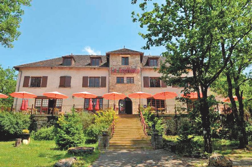 hotel la truffiere gignac dordogne parasols Vooraanzicht Hotel La Truffiere in Gignac, Dordogne
