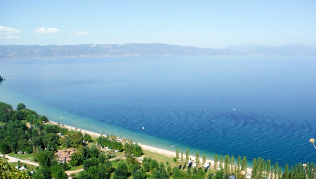 strand meer van phrid macedonie Strand van het Meer van Ohrid in Macedonië