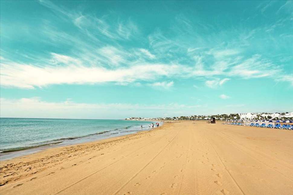 strand sentido aequora lanzarote puerto del carmen lanzarote 1 Strand van Puerto del Carmen op Lanzarote