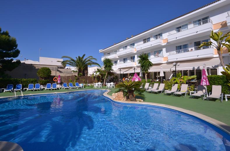 zwembad aparthotel mar brava can picafort mallorca Aparthotel Mar Brava in Ca'n Picafort, Mallorca