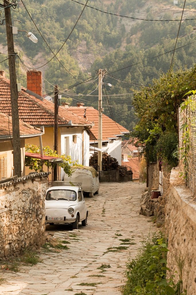 auto macedonie Oude oostblok auto geparkeerd in Macedonië