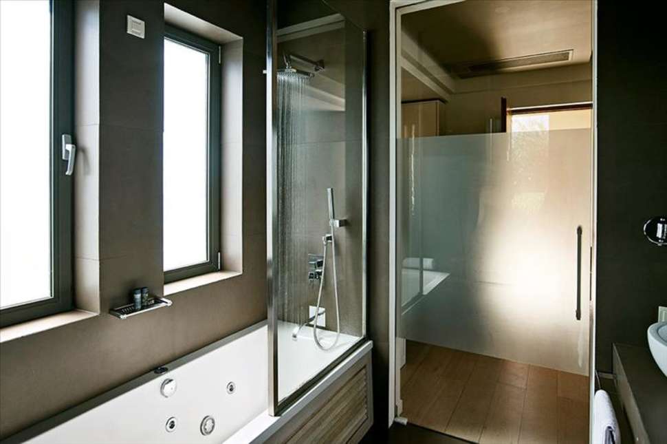 badkamer pelagos suites hotel kos stad kos badkamer van een Hotelkamer van Pelagos Suites Hotel in Kos-Stad, Kos