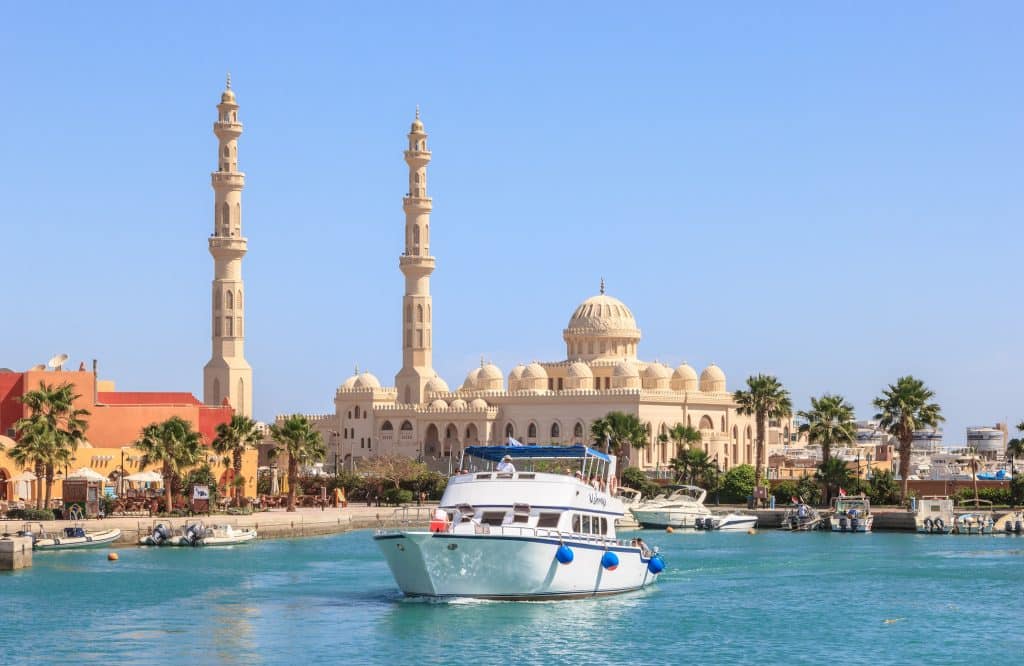boot voor moskee hurghada Boot in de haven van Hurghada, Egypte