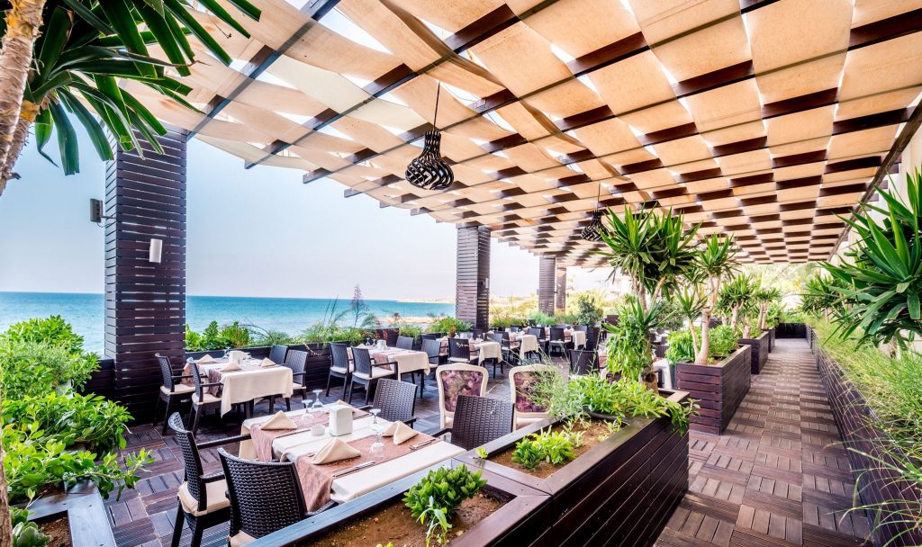 dineren vuni palace kyrenia cyprus Terras van Vuni Palace in Kyrenia, Cyprus