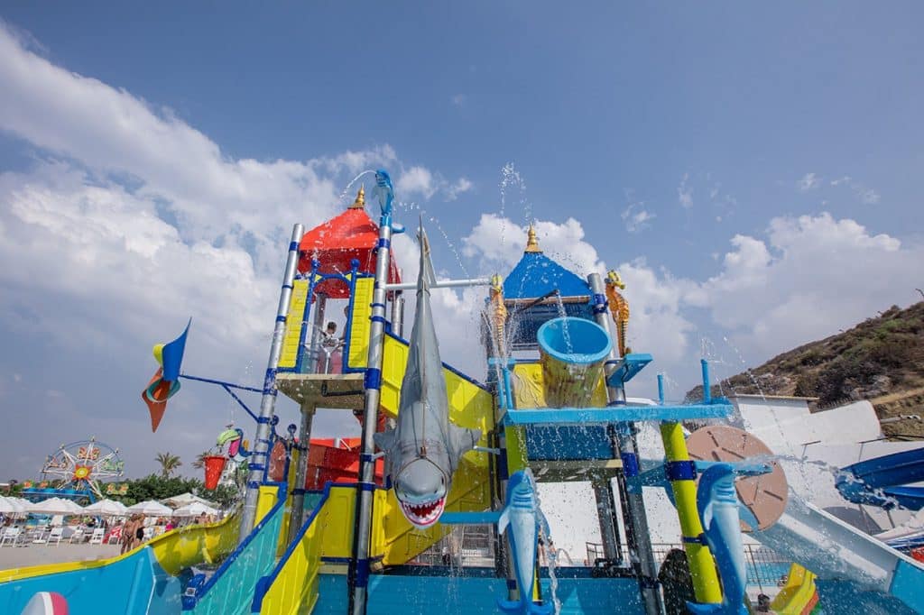 kinderen acapulco resort kyrenia cyprus Waterspeeltoestellen van Acapulco Resort in Kyrenia, Cyprus