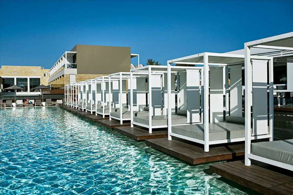 ligbedden pelagos suites hotel kos stad kos Ligbedden bij de Zwembaden van Pelagos Suites Hotel in Kos-Stad, Kos