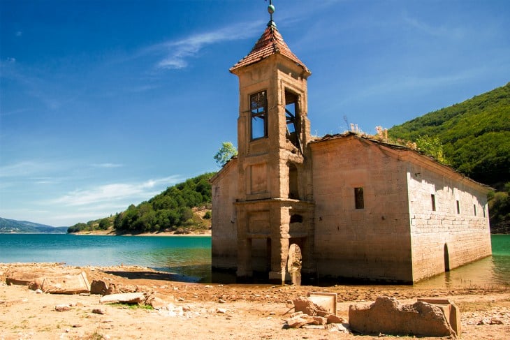 ruine kerk mavrovo meer macedonie Ruiïne van een kerk in een meer in Mavrovo Nationaal Park, Macedonië