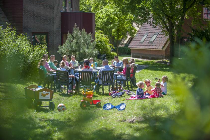 tuin mensen de katjeskelder oosterhout noord brabant Familie in de tuin van De Katjeskelder in Oosterhout, Noord-Brabant