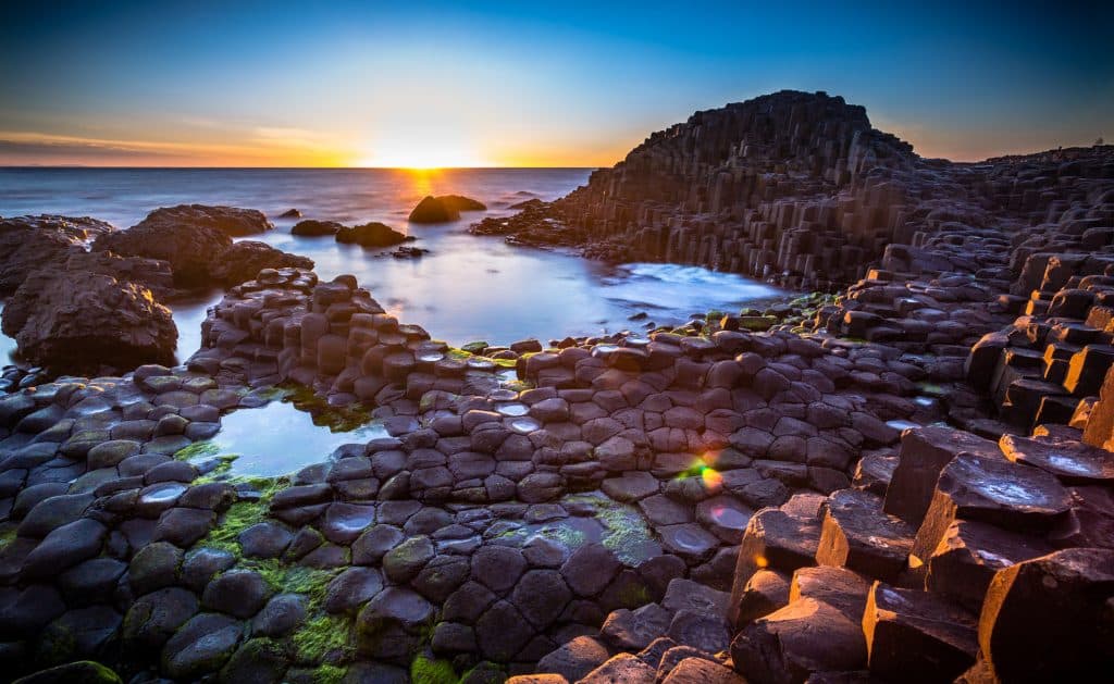 Zonsondergang over de Giants Causeway in Ierland