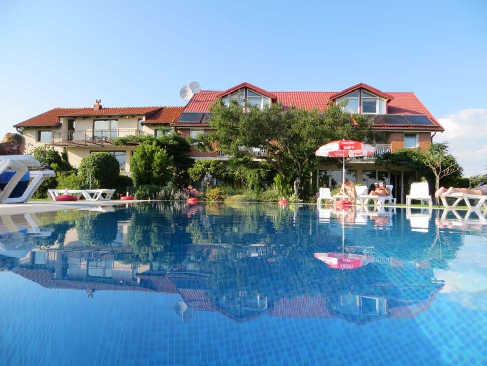 zwembad oaza inn ohrid macedonie Zwembad van hotel Oaza Inn in Ohrid, Macedonië