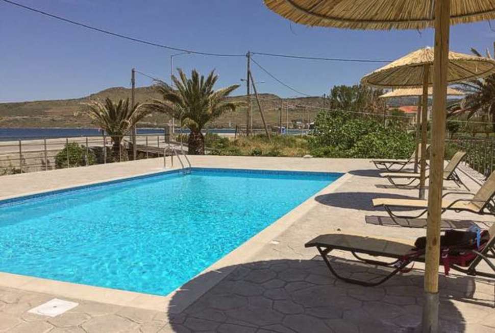 zwembad villa vicky petra lesbos Zwembad van Villa Vicky in Petra, Lesbos