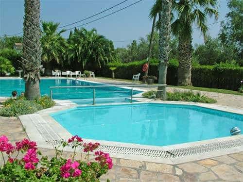 zwembaden gerekos apartments kontokali corfu Zwembad van Gerekos Apartments in Kontokali op Corfu