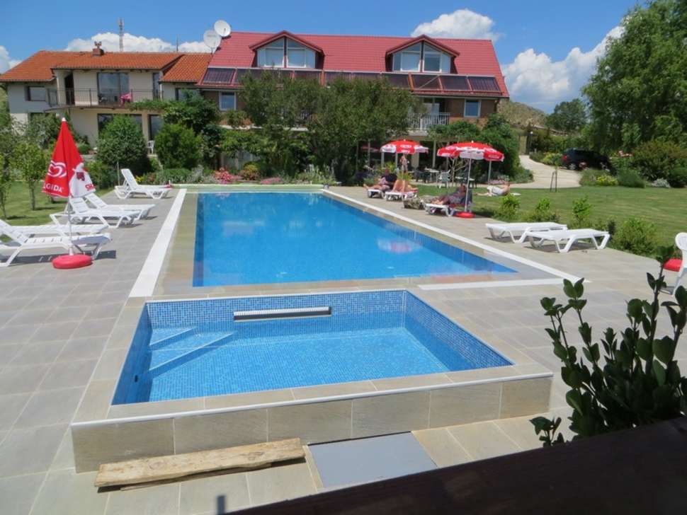 zwembaden oaza inn ohrid macedonie Zwembaden van hotel Oaza Inn in Ohrid, Macedonië