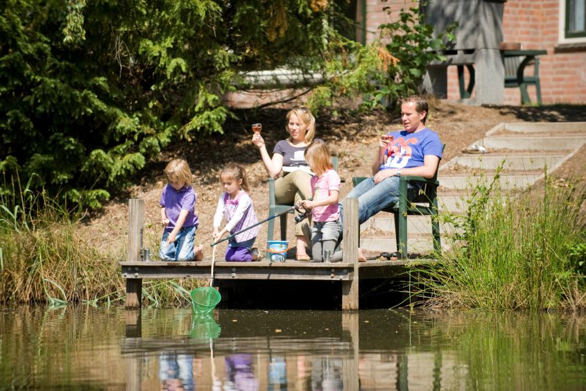 familie water weerterbergen weert limburg Familie aan het water in Weerterbergen in Weert, Limburg