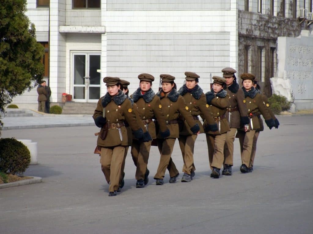 Vrouwen noord korea Noord Koreaanse militairen bereiden zich voor op een parade