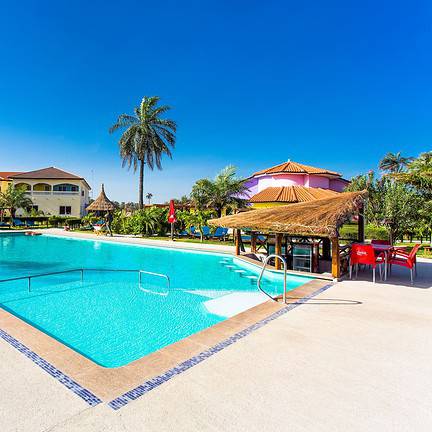 Zwembad van Hotel Djeliba in Kololi, Gambia
