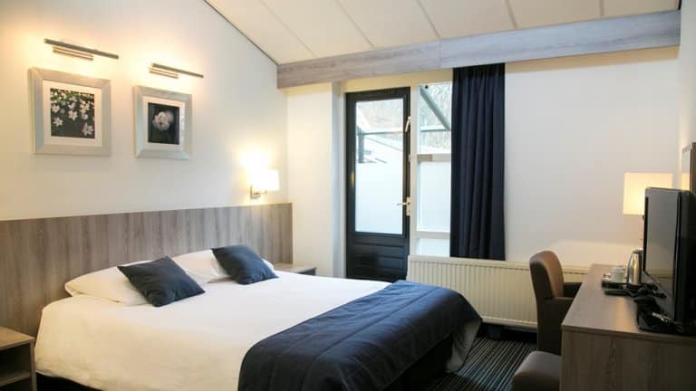 hotelkamer kasteel oud poelgeest in oestgeest zuid holland Hotelkamer van Kasteel Oud-Poelgeest in Oestgeest, Zuid-Holland