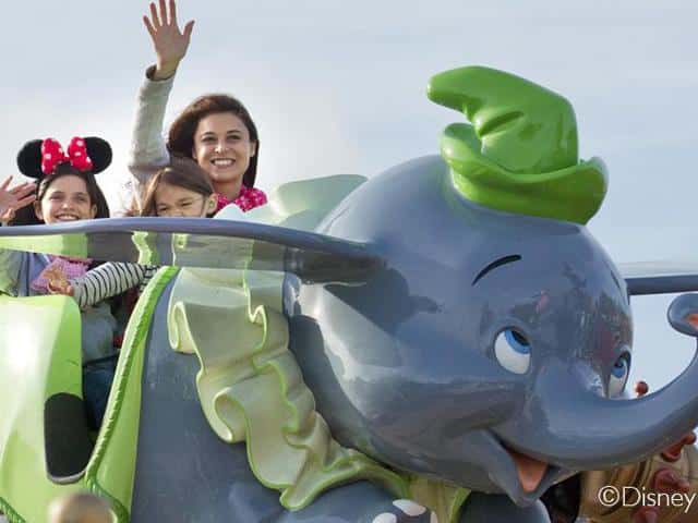 vrouw kinderen dombo disneyland parijs Vrouw en kinderen in attractie Dombo in Disneyland Parijs