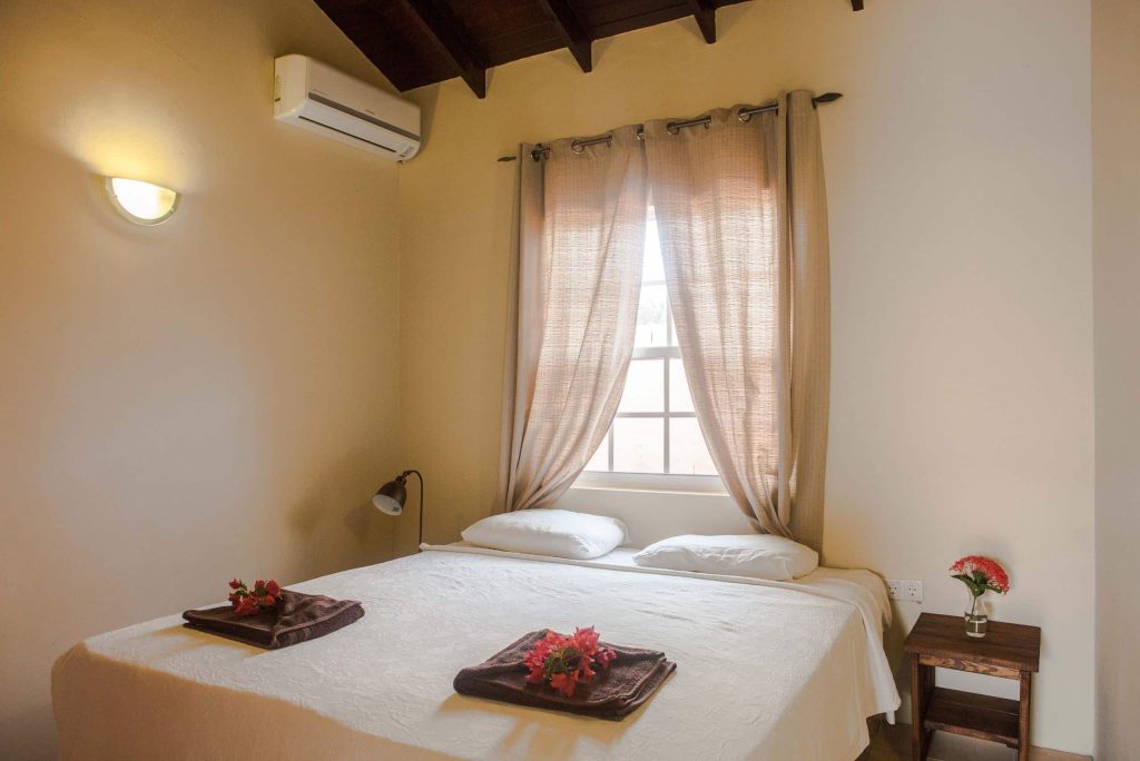 slaapkamer curinjo resort in willemstad curacao Slaapkamer van een appartement van Curinjo Resort in Willemstad, Curacao